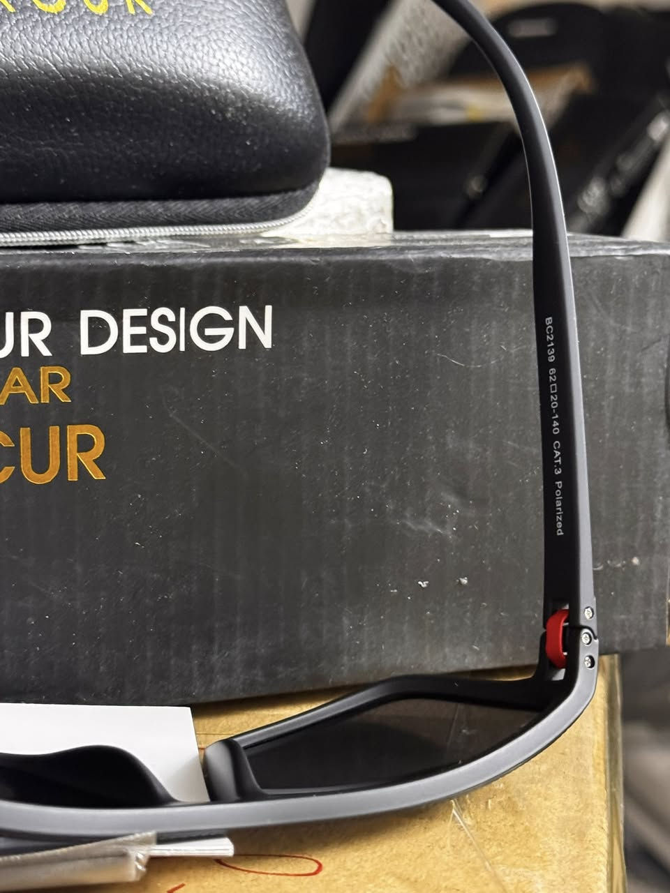 نظارات شمسية من ماركة باركور (Barcur) الايطالية تتميز بإطار أسود بنقشة مربعة صغيرة وعدسات مستقطبة داكنة
سعر القطعة 15،000 مع التوصيل
على الخاص او على الوتساب ***********
