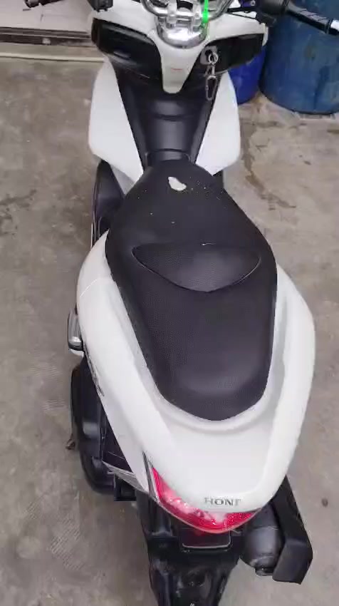 السلام عليكم
Pcxللبيع  
الجيل الاول بلادي مامفتوح 2016 حرف A
 السعر : 12 ورقة وبي مجال بسيط 
الدراجه نفس ماموضحه بالصور 
مكينة خرسه 
تواصل ***********
