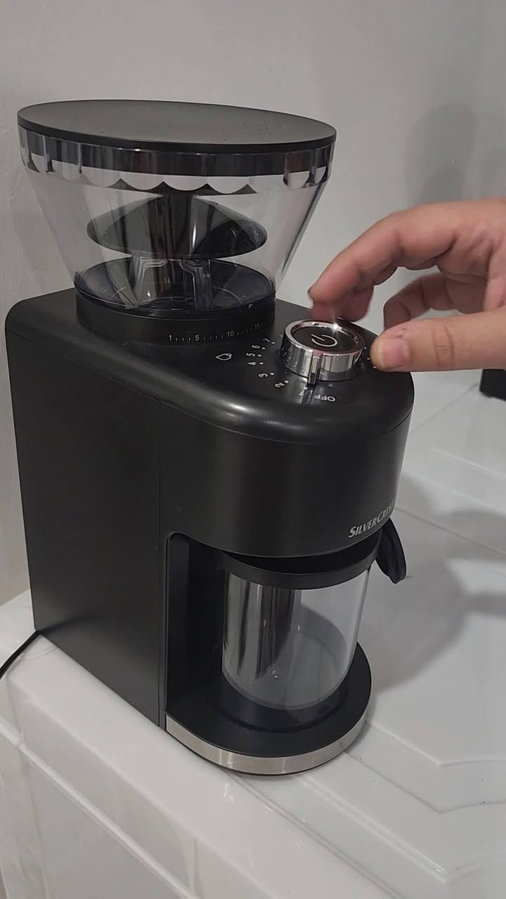 طاحونة قهوة سلفر كرست 
بورتافلتر ٥١ مفتوح 
طاحونة قهوة سيلفر كرست تتطحن من ١ إلى ١٤ شوت بالمرة الوحدة تتحمل ٢٥٠ غرام بن بالخزان 
٢٥ درجة طحن من الفرنش برس للاسبريسو 
القدرة ٢٠٠ واط يعني امبير
للحجز والاستفسار مراسلة الصفحه او واتساب ***********
