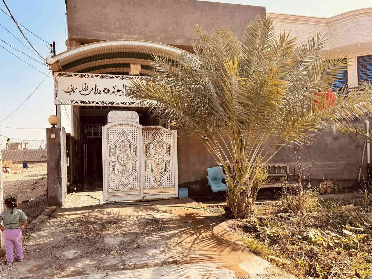 السلام عليكم ورحمة الله وبركاته بيت طابو صرف وموقع مميز ع طريق حلة كربلاء قرب كراج العتبة وسيطرة ام الهوى مساحة البيت ٢٥٢ متر ركن ع شارعين الرئيسي والفرعي يحتوي البيت اربعة غرف نوم  مع صالة كبيرة مع غرفة الاستقبال كبيرة يحتوي ع مجموعة صحية خارجية للزوار بناء البيت في سنة 2020 الموقع بي خدمات كثيرة للاستفسار الاتصال ***********
