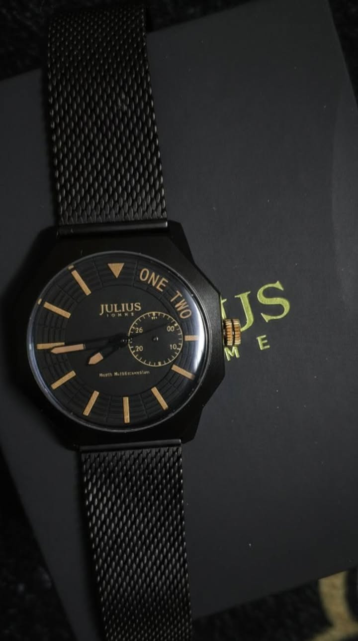 ساعة من ماركة جوليوس رجالية سبوت ماركة كورية
سوار من ستانلس ستيل اسود 
نظافة 95% جديدة ما لابسها قليل مع كامل ملحقاتها 
سعر 110الف علما الجديدة سعرها 150 الف من الريان وصلتني بعد 3 اسابيع..... مكاني بغداد مدينة الصدر 
--------------------------------------------------------
تفاصيل اكثر 
الوزن: 0.5 كجم
حجم العلبة: 41 ملم
شكل العلبة دائري
مادة العلبة الفولاذ المقاوم للصدأ
سمك العلبة : 10 ملم
مادة الفرقة الفولاذ المقاوم للصدأ
طول النطاق مقاس حر
عرض النطاق: 22 ملم
المشبك مشبك منزلق
الحركة حركة كوارتز يابانية 65 متعددة الوظائف بوحدات زمنية مقاومة الماء: 30 مترا تحت الماء مادة العلبة سبيكة مطلية بالأيونات من الذهب الوردي الحزام حزام جلدي كوري بني) مقاومة الماء: 3ATM (30) مترا) مقاومة للماء


**إذا كنت صاحب هذا الإعلان وتريد حذفه لأي سبب، رجاءا أرسل رسالة إلى الدعم الفني**