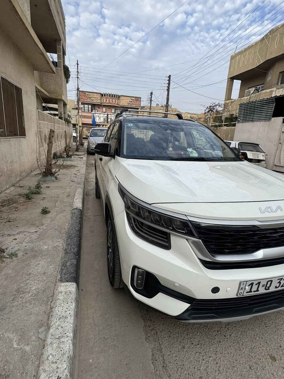 السلام عليكم سيليتوز كيا موديل2023 وارد امريكي ضربتها بالجاملغ الامامي والخلفي فول  مواصفات شاشه كامرا  حساسات اشاير بالمري كشن كهربائي  لونين ابيض واسود  3 انظمه قياده (عادي وذكي وسبورت) ماشيه 24 الف ميل السعر 145 وبيها مجال مرقم بغداد مكاني بغداد السيديه *********** .
