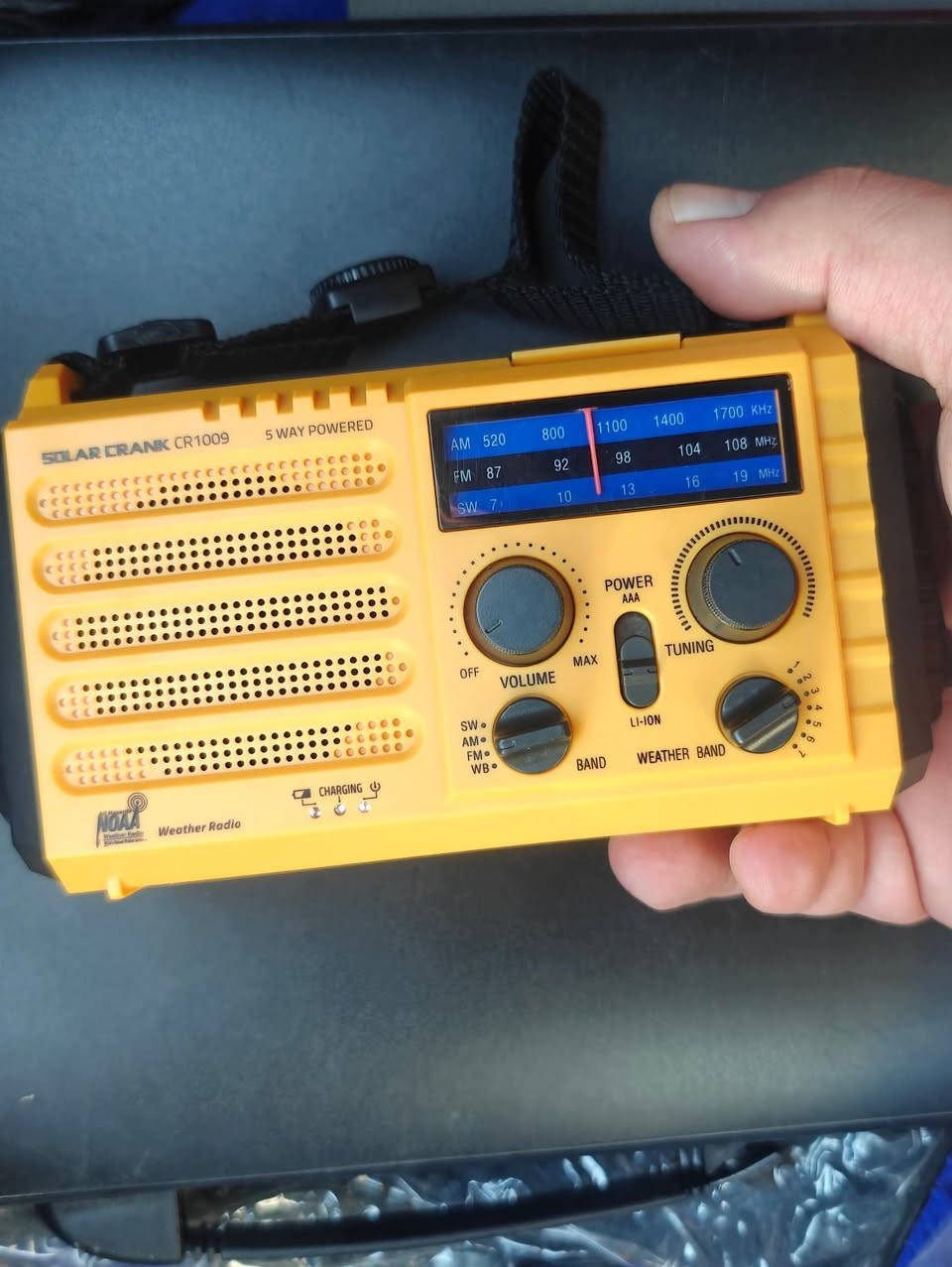 راديو Solar Crank CR1009 (المعروف أيضاً بعلامات تجارية مثل Raynic أو ROCAM) هو جهاز طوارئ متعدد الاستخدامات مصمم للعمل في الظروف الصعبة، حيث يوفر 5 طرق للطاقة لدعم وظائف الراديو والإضاءة وشحن الهواتف.
المميزات الرئيسية والمواصفات
نطاقات الراديو: فول باند يدعم موجات AM، FM، والموجات القصيرة (SW)، بالإضافة إلى 7 قنوات لنطاق الطقس (Weather Band) لاستقبال تنبيهات الطوارئ.
سعة البطارية: يحتوي على بطارية ليثيوم داخلية قابلة لإعادة الشحن بسعة 5000 مللي أمبير.
وظائف إضافية: مزود بمصباح يدوي LED، مصباح للقراءة، وإنذار SOS مع ضوء أحمر وامض للحالات الطارئة.
شحن الأجهزة الخارجية: يمكن استخدامه كبنك طاقة لشحن الهواتف المحمولة عبر منفذ USB في حالات الطوارئ.
طرق التزويد بالطاقة (5 طرق)
التدوير اليدوي (Hand Crank): تدوير المقبض الخلفي بسرعة دورتين في الثانية يولد تياراً لشحن البطارية الداخلية. تدويره لمدة دقيقة واحدة يوفر حوالي 20 دقيقة من تشغيل الراديو.
الطاقة الشمسية (Solar Power): توضع اللوحة الشمسية في ضوء الشمس المباشر؛ وهي مخصصة بشكل أساسي للحفاظ على شحن البطارية وليس شحنها بالكامل نظراً لضعف التيار الناتج (30-50 مللي أمبير).
منفذ Micro USB: أسرع طريقة للشحن عن طريق توصيله بمحول تيار متردد (5V/2A) أو جهاز كمبيوتر.
البطارية الداخلية (Li-ion): بطارية مدمجة تدوم حتى 8 ساعات من الاستخدام المستمر عند شحنها بالكامل.
بطاريات AAA: يمكن تشغيله بواسطة 3 بطاريات AAA تقليدية. الجهاز مصمم للتبديل تلقائياً بين مصادر الطاقة عند انخفاض شحن البطارية المدمجة.
ملاحظة يوجد توصيل لكل مكان في العراق
للحجز والاستفسار عن السعر  يرجى التفضل على الخاص


**إذا كنت صاحب هذا الإعلان وتريد حذفه لأي سبب، رجاءا أرسل رسالة إلى الدعم الفني**