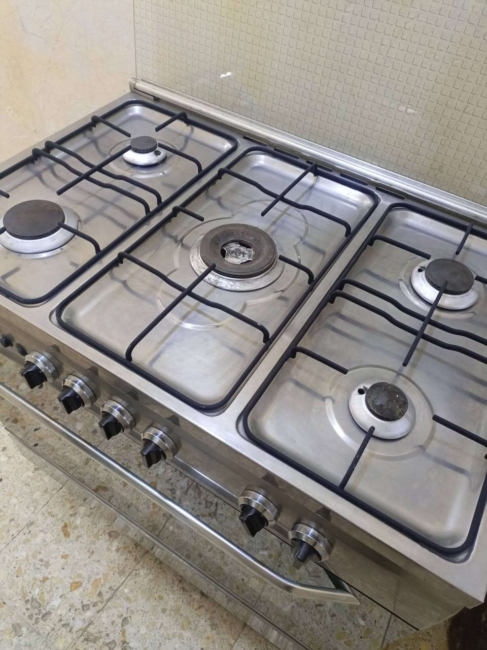 طباخ مصري فريش باب اول لونه اصفر شغال وناره قوية وزركة والفرن كذالك شغال الفوك والجوه لا بي عطل ولا مخيس ولا مزنجر كلش نضيف الشراي يتصل على الرقم 
***********
