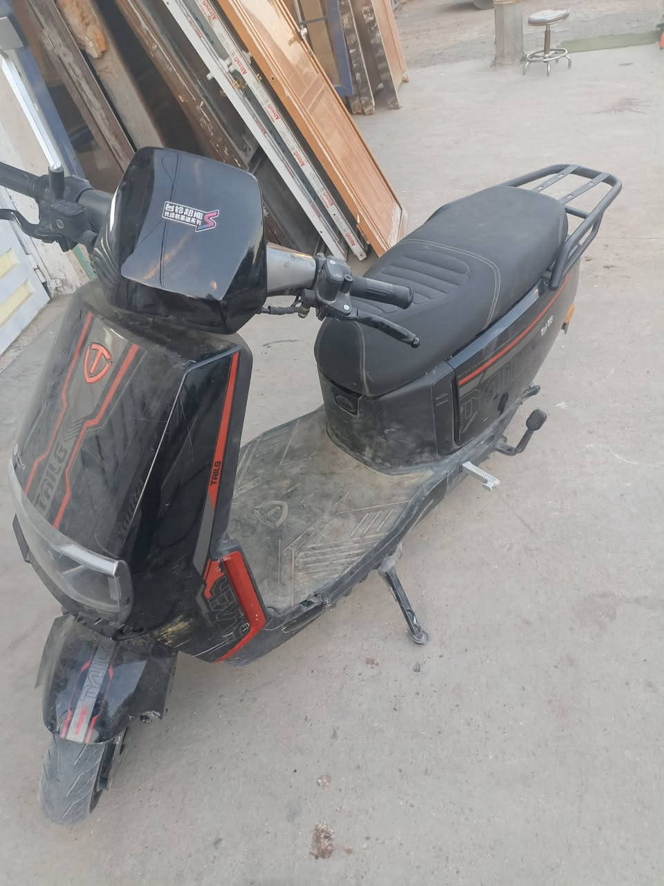 سلام وعليكم مكاني بغداد الحريه الثالثه رقم *********** بي وتساب  دراجه كهربائي من ماركة تاليج (Tailg)، وتحديداً موديل هامستر بلس.  

قوة الموتور: 2000 وات.

نوع البطارية: جرافين ليد اسيد 72 فولت 35 أمبير.

المدى: يصل إلى 90 - 120 كيلومتر في الشحنة الواحدة.

السرعة القصوى: 80 كم/ساعة.

مميزات إضافية: نظام فرامل باكم أمامي وخلفي، زرار تدوير بصمة، وإمكانية
