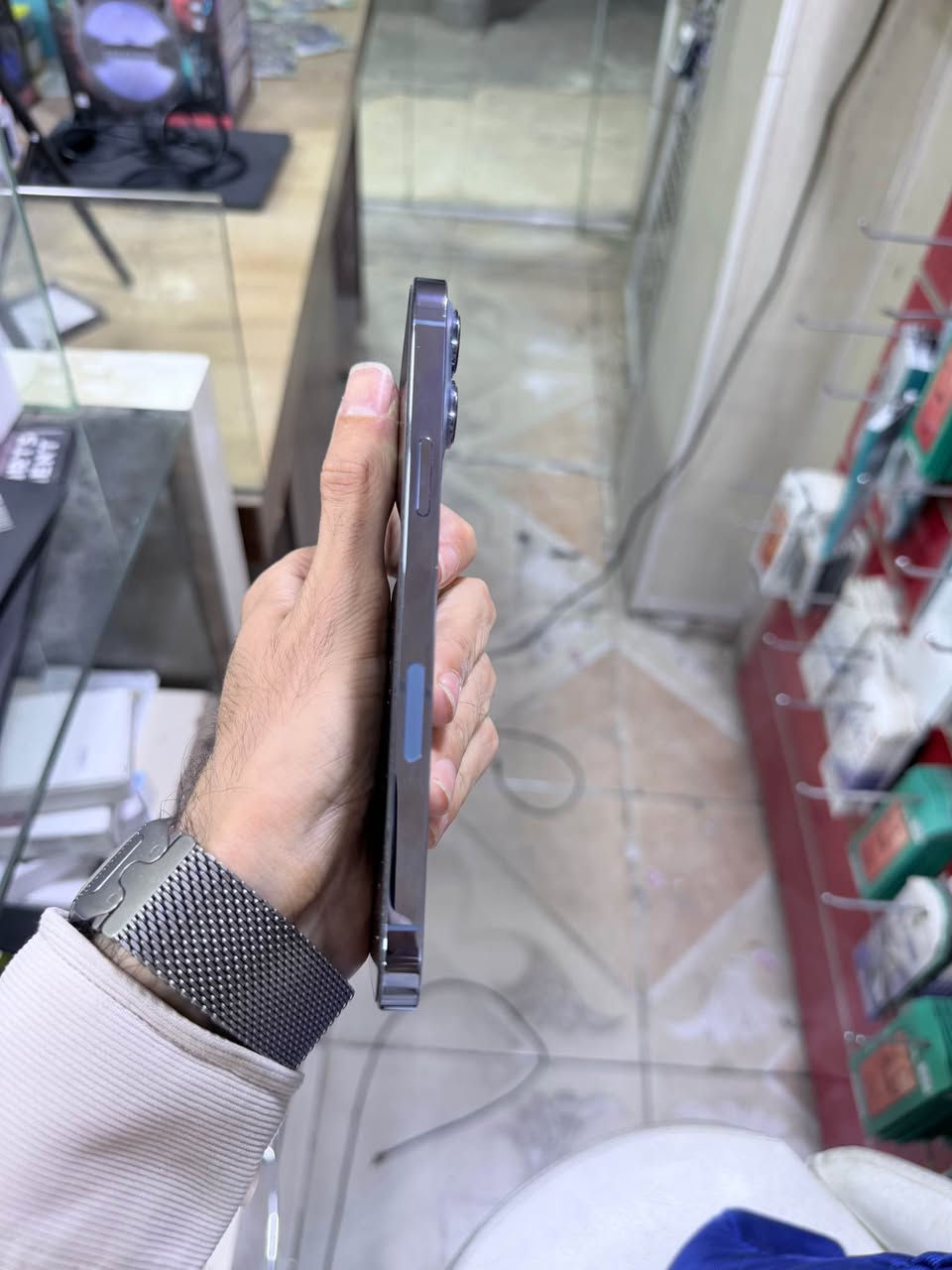 ئایفۆن 13 پڕۆ ماکس
زاکیرەی 256 گێگا ڕەنگی شین شتێکی هەتا بڵێی جوان
کەپسە بە زەمانی کۆمپیتەر و هەوا و هەموو شتێک
لۆکە و شوختی نیە پاتری 85 حقیقی
نرخەکەی 350 دۆلارە
مۆبایلەکە ئەپڵ ئایدی لەسەرە و ئەپڵ ئایدیە بلۆک بووە
کارتەکانی بازارە واتا دەتوانیت ئەپڵ ئایدی تازە دابنیی بۆ بەرنامە دابەزاندن  واتە بای پاس نیە لەسەر بلۆک بووە ئەپڵ ئایدیەکەش ماوە و لەگەڵی دایە بۆخۆت ئەتوانیت هەوڵی لەگەڵ بدەی یان چاوەری بکەی هەتا رێگای لابردنی دێت
تەنها نابێت فۆرماتی بکەی 
گەیاندن هەیە
ژمارە مۆبایل 📱 *********** أربيل, العراق
