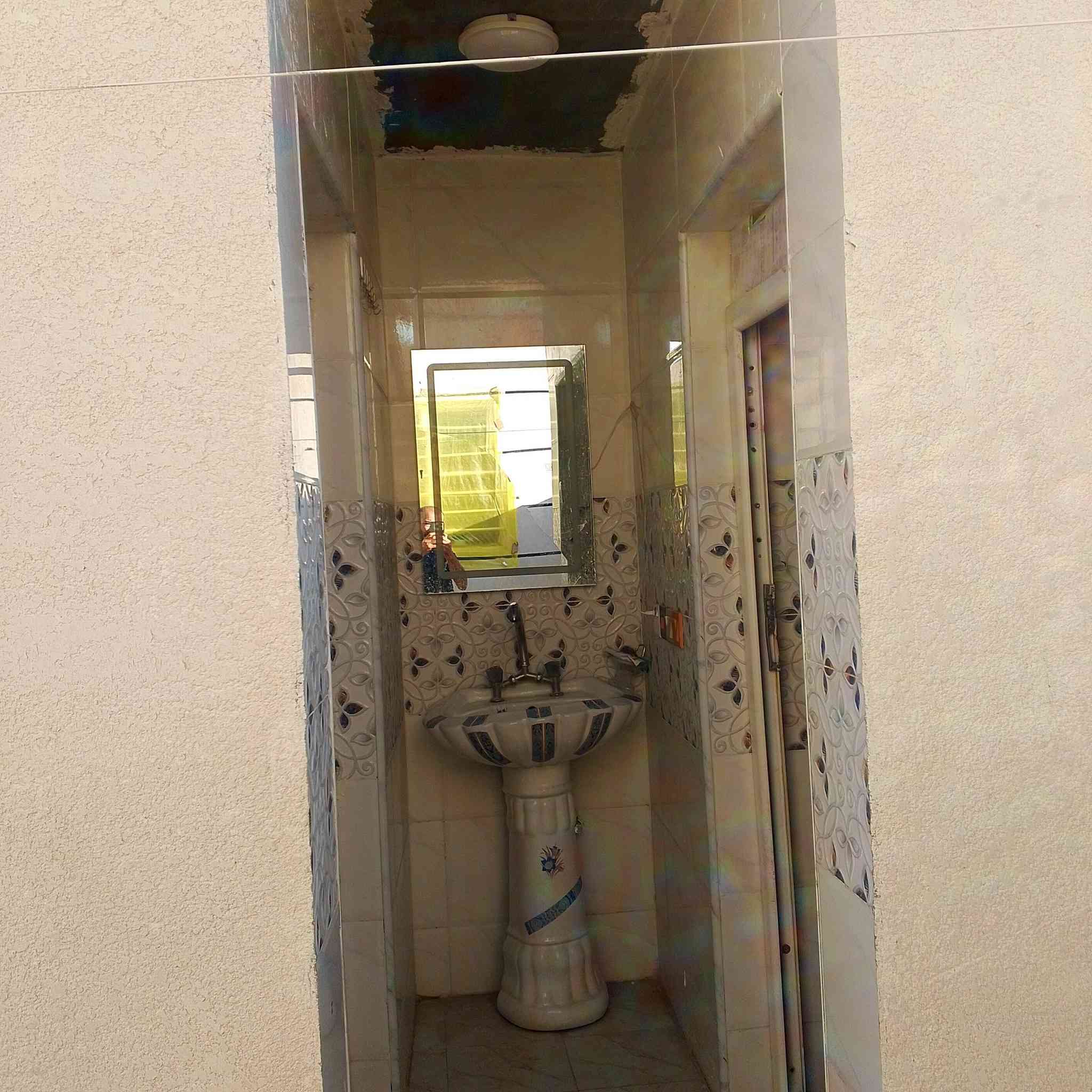 اعاده نشر بسبب الوعود الكاذبة بيت ركن للبيع يتكون من غرفتين وصاله ومطبخ وستقبال وصحيات ومنور داخلي كله شغل درجه اولى بالتجاوز. حي الحسين يم المدارس عتبليط.   هاذ رقمي ***********
