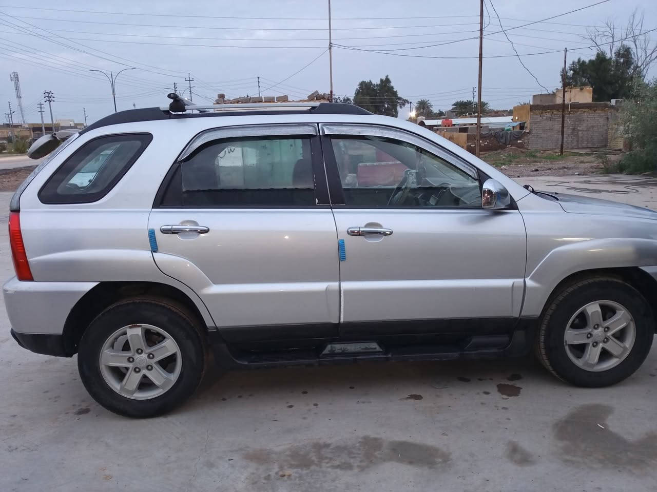 السلام عليكم ورحمة الله
كيا سبورتج 2009 
مكفوله من الصبغ والضربه 
لون سلفر 
بيهه جراد كلش بسيط 
كير مكينه توب 
السياره فول فتحه الداخل صاج 
السياره تك مو فور ويل
السيارة حلوه 
السعر 125 وبيهه مجال حك الجيه 
السياره باسمنه ثاني يوم نحول 
العنوان ميسان
علي الغربي 
***********
***********
