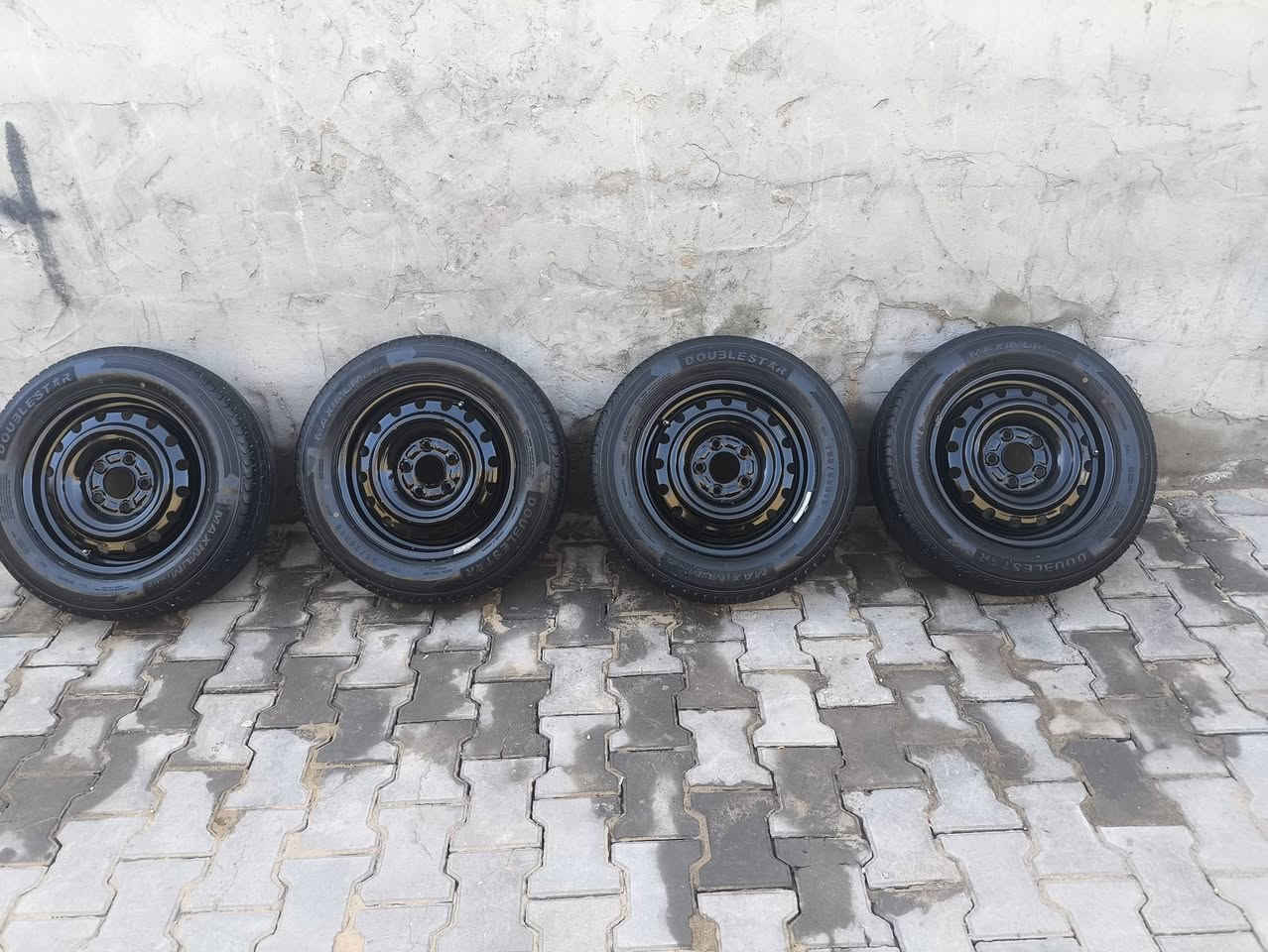 سلام عليكم تخم ويل معه تخم تاير للبيع جدد شرط عنوان نجف رقم موبايل ***********واتساب سعر 190الف
