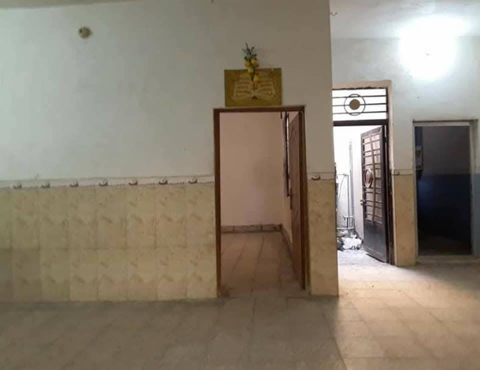 يوجد دار للايجار في كنطرة السلام شارع المدرسي المساحه ١١٥ متر قريب اللولايه يحتوي على غرفه وصاله واستقبال ومطبخ والمجموعه الصحيه خدمات كامله يحتوي على سنك وسخان ماء وماطور ماء وخط مولد مدارس قريبه سوك خط سيارات للولايه النفر ٥٠٠ 
للاستفسار *********** 
***********
