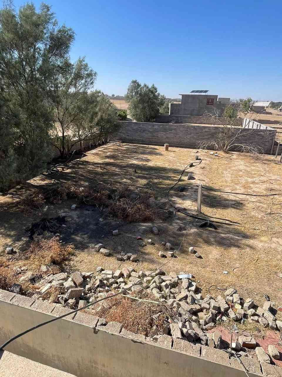 قطعه ارض للبيع 400 متر الواجه 16 نزال 25 سعر 12 مليون وبيها مجال قليل مكان بيجي مقابل المزرعة قرب جامع رقم موبايل ***********
