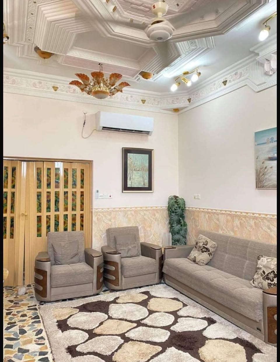 السلام عليكم 
بيت طابو صرف للبيع مساحة ٢٥٠م السياسين 
ط١ غرفتين وصالة ومطبخ وبراني وصحيات داخليه وخارجيه 
ط٢ أربع أغرف وصالة وصحيات 
سنه البناء ٢٠١٥ البيت جدآ جدآ نظيف ومرتب مقابل خدمات 
السعر  ٣٥٠ مليون 
***********
