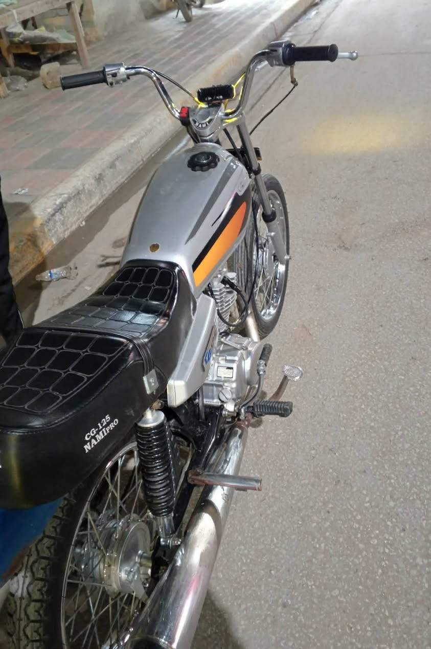 سلام عليكم شباب دراجه نامه شلامجه معمره جديده المكينه 25 جديده كلك مكفوله السعر 450 ما متواجد عل فيس خابرني ***********
