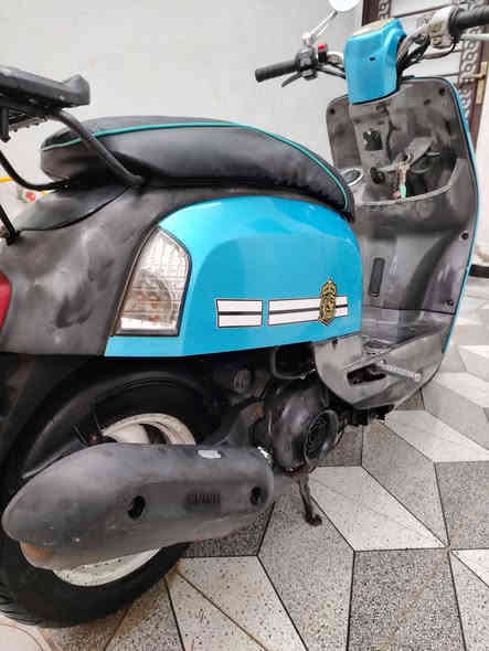 السلام عليكم دراجة (ماكس بوليسي) اللون الأصلي (أسود) موجود كامل الدراجة كامله مكملة والكمال (لله)  محرك وكابريته وكهرباء كلشي شغال وبلاد مافاتح شي ولا مستبدل شي الحمدلله الدراجه نزلتهه بيدي حاوية رمبة صارلهه عندي (8 أشهر) سنة إلة ومامصلح شي بيهه الحمدلله ماشية وياي لأن مداريهه بكلشي بانزين كله محسن والعادي ماخلي بطالة أبد ودهن كل جمعة والأصلي وهم أفهمكم عنه تستخدمونه وبيهه دگمه حمره موضحه بالصور مسوي مال أشارة رباعية ومرايات وياهه أجن بلاد ومتحركات نهضتهه ومشيتهه كلش حلوه وطبيعية وسلف وهندر بالنسبة للهندر مامستعمله فقط سلف نقصهه فقط العداد مال السرعة وگيج البانزين مايشتغلون أعتقد رايدلهم وايرات لأن من أخذتهه مايشتغلن بس هذول فقط تجي وتفحص براحتك كلش السعر (مليون و300) للشراي بيهه مجال ويدلل العنوان البصرة الجنينة - المعقل الرقم (***********) شغال رصيد واتساب. وخادمكم
