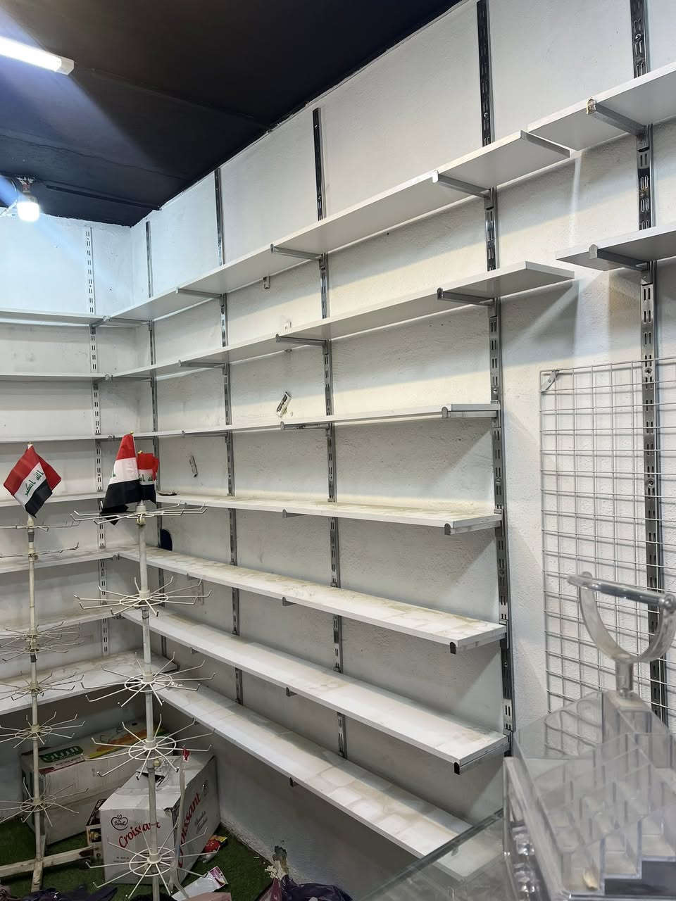 ميز جام ورفوف محل وتعلاكات تراجي وتعلاكات ربطات وشالات ٱي استفسار راسلني او اتصل ***********
