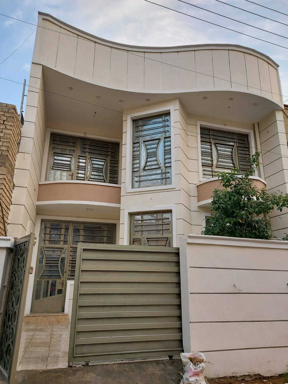 للبيع بيت ١٥٠ متر طابو صرف حي الجهاد الحمدانية قريب الشارع العام مو بالشوارع البعيده  بناء فوول ٤ غرف نوم
الطابق الاول كراج مطبخ صالة استقبال كبيره وهول داخلي وغرفة نوم وحمامين ومناور عدد اثنين والطابق الثاني ٣ غرف نوم وحده سويت وهول والطابق الثالث بيتونه 
البيت زيرو غير مؤجر سابقا بناء فوول بنيناه على ايدنا بأحسن المواد والارضيات كرانيت إيطالي وارتفاع السقف ٣ متر و٣٠ سم والبيت ارتفاع حلو عن الشارع البيع من صاحب الدار مباشر بدون دلال للتواصل ***********
