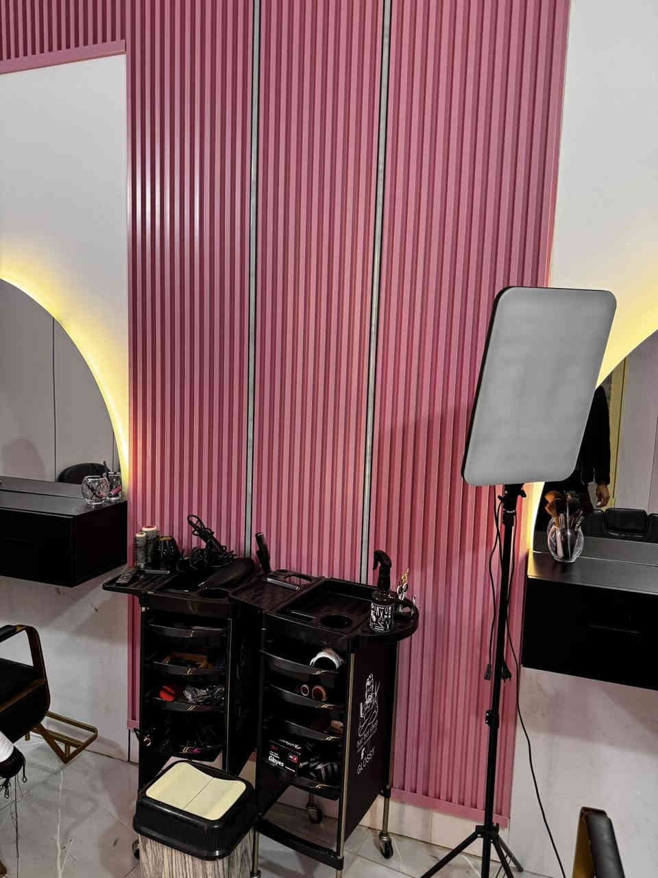 اغراض صالون مستخدمة قليل للبيع --

مغسلة شعر 
عدد2- كراسي ميكب 
عدد 2 مرايا 
عدد2 ميز + رفوف 

عدد 2 عربانة 
ميز مخصص للاكرلك مع 2 كراسي

فاترينة مخصصة لاصباغ الشعر 2*1.5 
بديكير مع مغسلة الخاصة بيه من مرمر + كرسي و تجوة 

الصور والفيديو موضح امامكم 
العنوان : كربلاء 

كل الاجهزة جديدة استخدام بسيط 

للاستفسار اكثر واتساب : ***********
