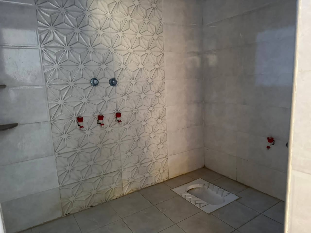 بيت للايجار مساحه ١٥٠ بي غرفه وحده بنا جديد مكان بلدوب خلف عمارت رقم ***********
