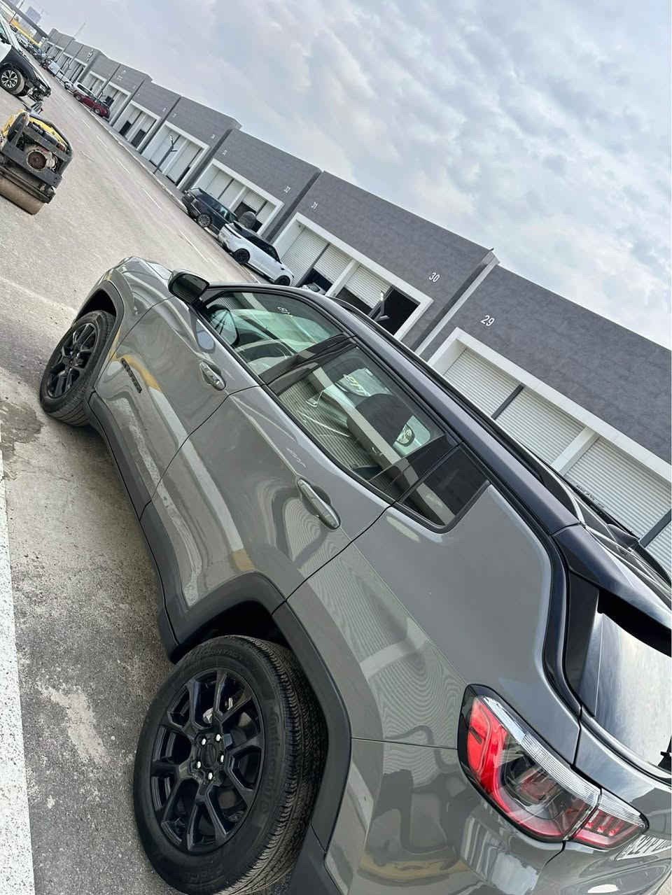 Jeep compass limited 2023 
سياره ماشي ٢٥ الف 
كشنات جلد 
شاشه كبير 
بصمه 
كاميرا 
رادارات 
اوتو ستارت
سياره دفع رباعي4*4
لون سمنتي بيلاد سقف اسود
سياره بيها قطعتين صبغ 
جاملغ قباغ صندق
ارباك بس تكمه
رقم اربيل سنوي فحس جديد 
مكان اربيل 
سعر ١٨٠$ بي مجال 
*********** أربيل, العراق
