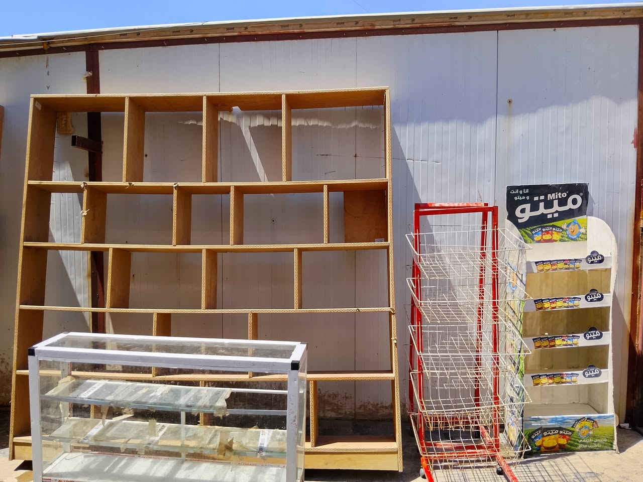 متوفر رفوف عدد 2
قياس الرتفاع مترتين و43
العرض مترتين ونص 
سلات جبس عدد 3
ميز جام او خانه عرض 
للتواصل خاص او النتصال 
عبر الهاتف 
***********

