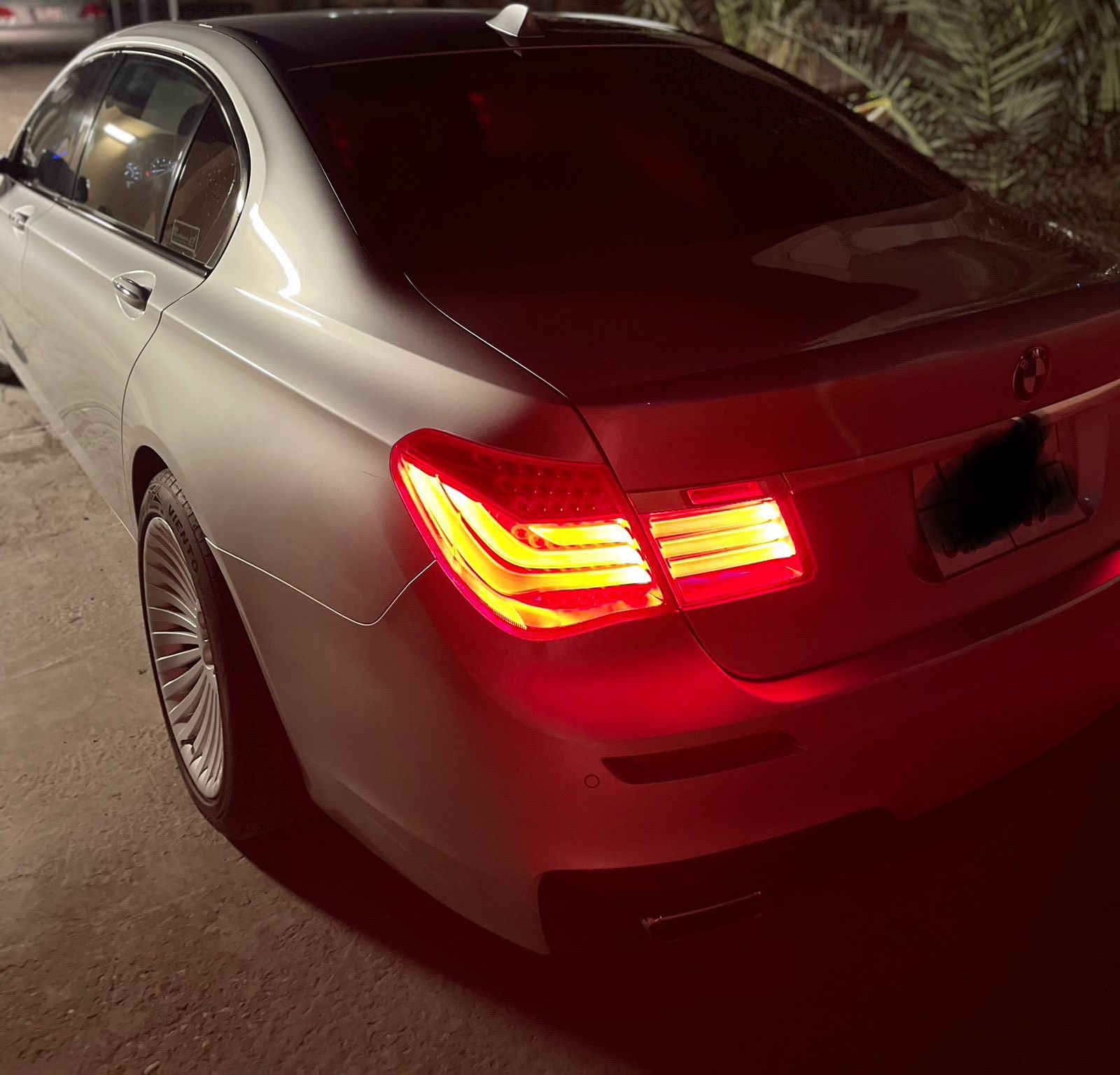 السلام عليكم BMWادوات مكفولة
⸻
ادوات ادوات 
🚘 للبيع BMW 740Li 🚘
الموديل: 2012 – وارد ياباني
المحرك: توين تيربو
الحالة: نظيف جداً – استخدام شخصي

✨ المواصفات:
 • فول مواصفات كاملة
 • تحكم ستيرن
 • شاشات LED
 • فتحة سقف
 • كشنات كهربائية مع تبريد أمامي وخلفي
 • تحديد مسار
 • مثبت سرعة
 • تخم إطارات جديد
 • حدادية كاملة + صدر جديد

📍 الموقع: البصرة
📞 للتواصل: ***********
