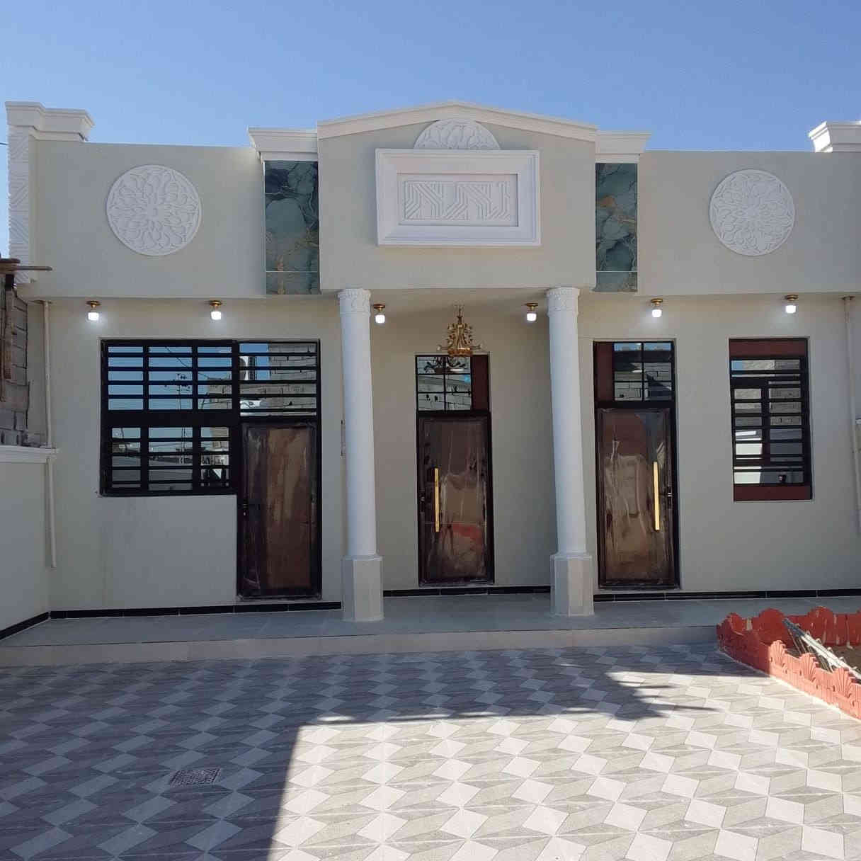 السلام عليكم دار سكن للبيع طابو زراعي ب اسم عراقي مساحه البيت 240 🌐موقع البيت بصره  قضاء ابو الخصيب خلف مركز حمدان.
تفاصيل البيت: ديوان +غرف منام 2 +مطبخ+ صاله + صحيات داخليه+ صحيات خارجيه+(سعر البيت 100مليون وقابل للتفاوض) الاستفسار الاتصال على الرقم ***********..
