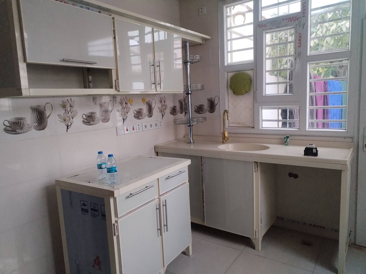 كاونتر غير مستخدم بعده جديد  فصلناه ب٣٧٥ اريده  ب275وبي مجال مكان مرشحة بي ومكان غسالة ومكان اطباق مع الخلاط هدية
***********
