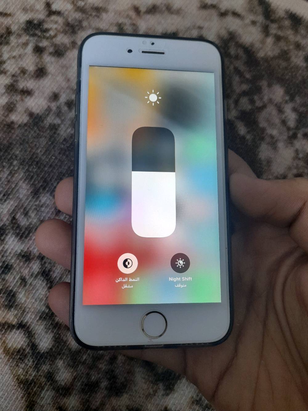 هاتف iPhone 6s بحالة جيدة، لون فضي، مع كفر حماية شفاف. تم الحفاظ عليه بعناية ويعمل بكفاءة عالية، الشاشة بدون خدوش والأداء ممتاز. البطارية ما زالت في حالة جيدة وتدعم الأداء الطبيعي للجهاز. مناسب لمن يبحث عن جهاز عملي وذو سعر مناسب.