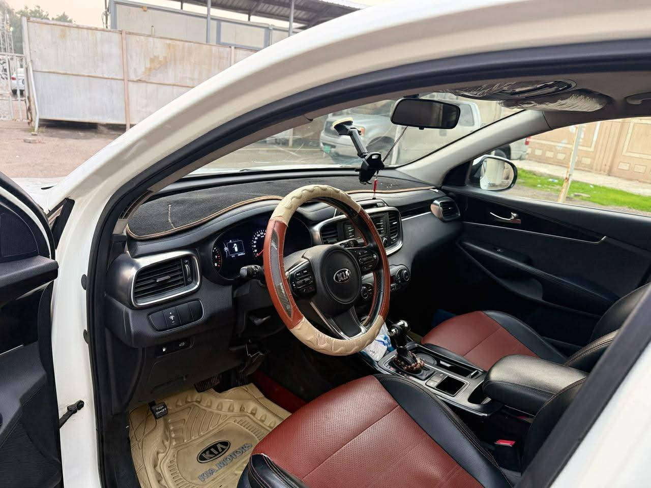 سورنتو خليجي ٢٠١٦ اللون ابيض ٦ سلندر ٧ راكب كشنات جلد بصمه مع بصمه أبواب جنطه كهرباء مرايه شفط واشارة بالمراية زراك لايت ماشية ١٥١ الف بيها بارد بسيط هلال الجاملغ الخلفي الأيمن وتكحيل شفة البنيد موضحه بالصور السعر ٢١٥ وبيها مجال بسيط غير متواجد على الفيس ***********
