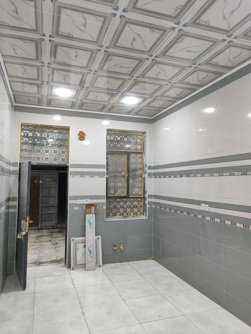 بيت زراعي مساحة 140 متر طابق ونصف
بناء حديث وحاليا فارغ وجاهز للسكن 
بناءه طابوق رباط ارضي وسقف كونكريت صب والسطح شتايگر
يحتوي على غرفة نوم وصالة كبيرة واستقبال وحمامات داخلية وخارجية 
مع مطبخ كبير.. والطابق الثاني غرفة وصالة زغيرة
البيت كله سيراميك وبورسلين وسقوف ثانوية 
خدمات كاملة 
مكانه.. سديناوية حي الرحمن بفرع صيدلية التفاح الاخظر 
انا مالك اللبيت وليس مكتب او دلال 
للاستفسار او تفاصيل اكثر ***********
