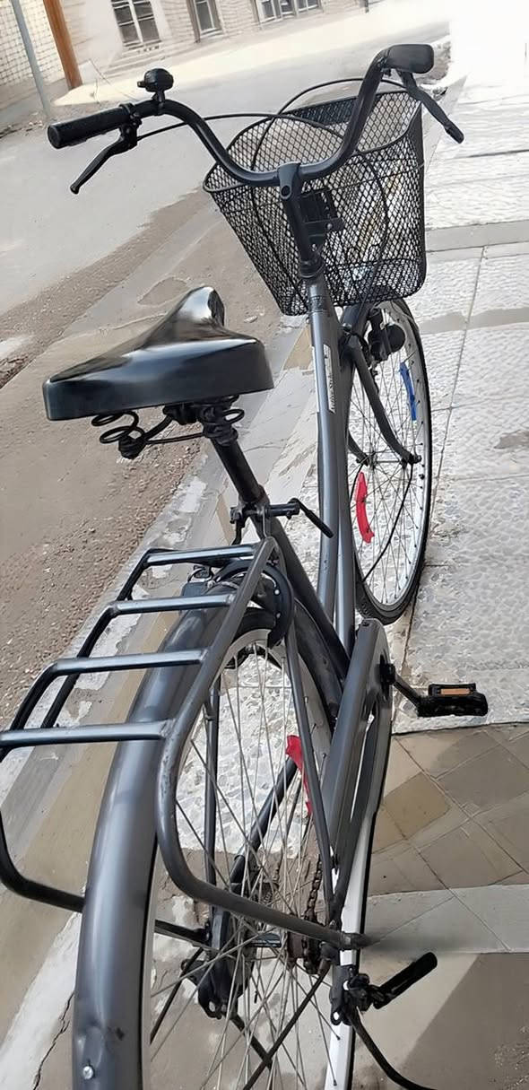 السلام عليكم للبيع بايسكل حجم 27 نظافتة90%يحتاجله چوب خلفي العنوان الأمين ***********
