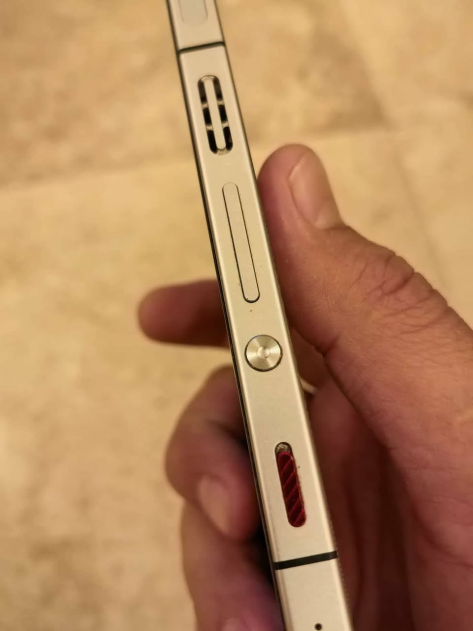 ريد مجك ٩ برو نضيف كلششش لا داخل صيانه ولا مفتوح لون سلفر شفاف  ذاكره ٥١٢ مع كارتونته الاصليه وشاحنته الاصليه مكاني بغداد ***********سعر ٥٣٠ بي مجال قليل كلششش
