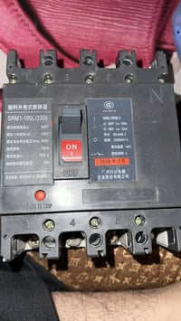 قاطع دورة رباعي • ١٠٠ أمبير • كمية قليلة