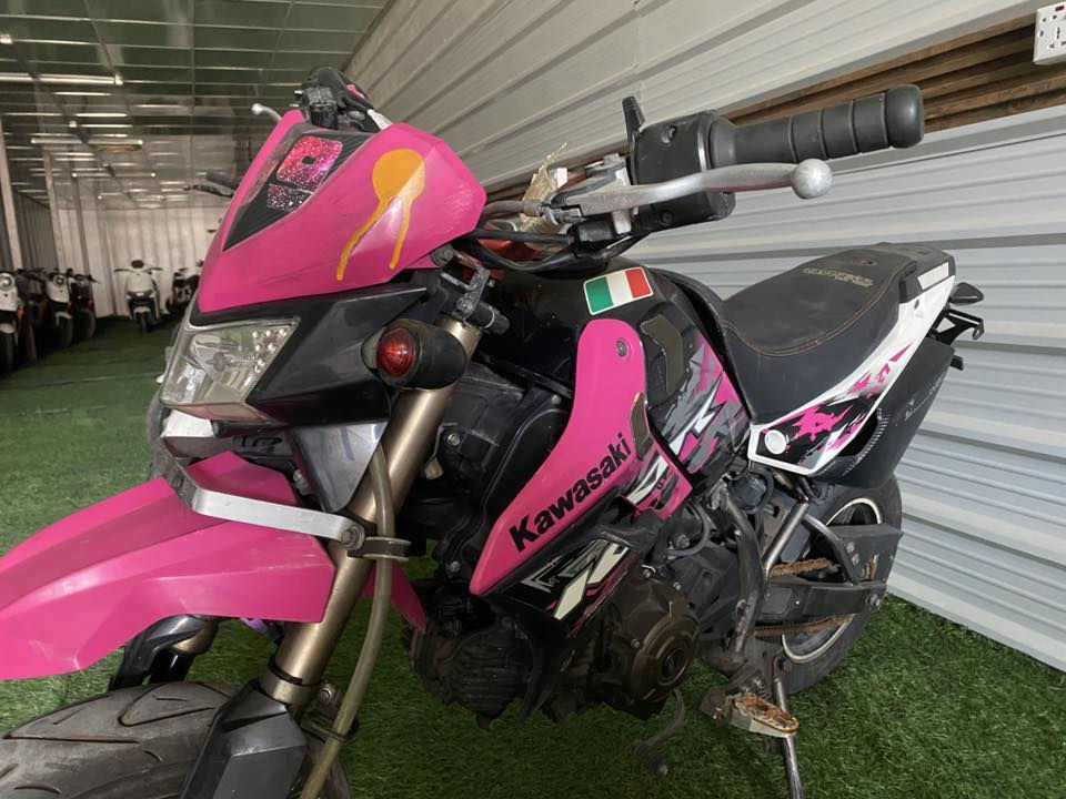 السلام عليكم 
دراجة كوازاكي KSR قفاز مال رمبة  حجم 110 جديدة جدا لوك السعر 13 ورقة 
العنوان بغداد شارع الضلال 
موبايل ‭0777 021 9457‬
