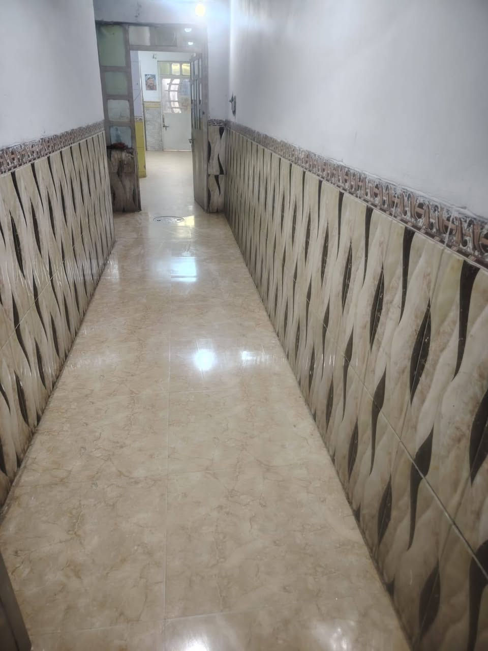 🏡 للبيع بيت سكني مميز – حي السفير قرب حسينية أبو طه
فرصة ممتازة لامتلاك بيت جاهز للسكن مباشرة، بتشطيبات حديثة وموقع هادئ وقريب من جميع الخدمات.
📐 المساحة الأصلية: 125 م²
📐 المساحة الحالية: 145 م²
🔹 يتكون من:

3 غرف نوم

استقبال

صالتين

مطبخين

3 حمامات

مخزن

✨ مميزات البيت:

جاهز للسكن بالكامل

كاشي وسيراميك حديث

السطح مطبّك شتايكر

تشطيبات ممتازة

لا يحتاج أي أعمال أو صيانة

📍 الموقع: حي السفير – قرب حسينية أبو طه.
📞 للاستفسار والمعاينة يرجى التواصل على الرقم: (***********).
السعر: بعد الاتصال أو عند المعاينة.

