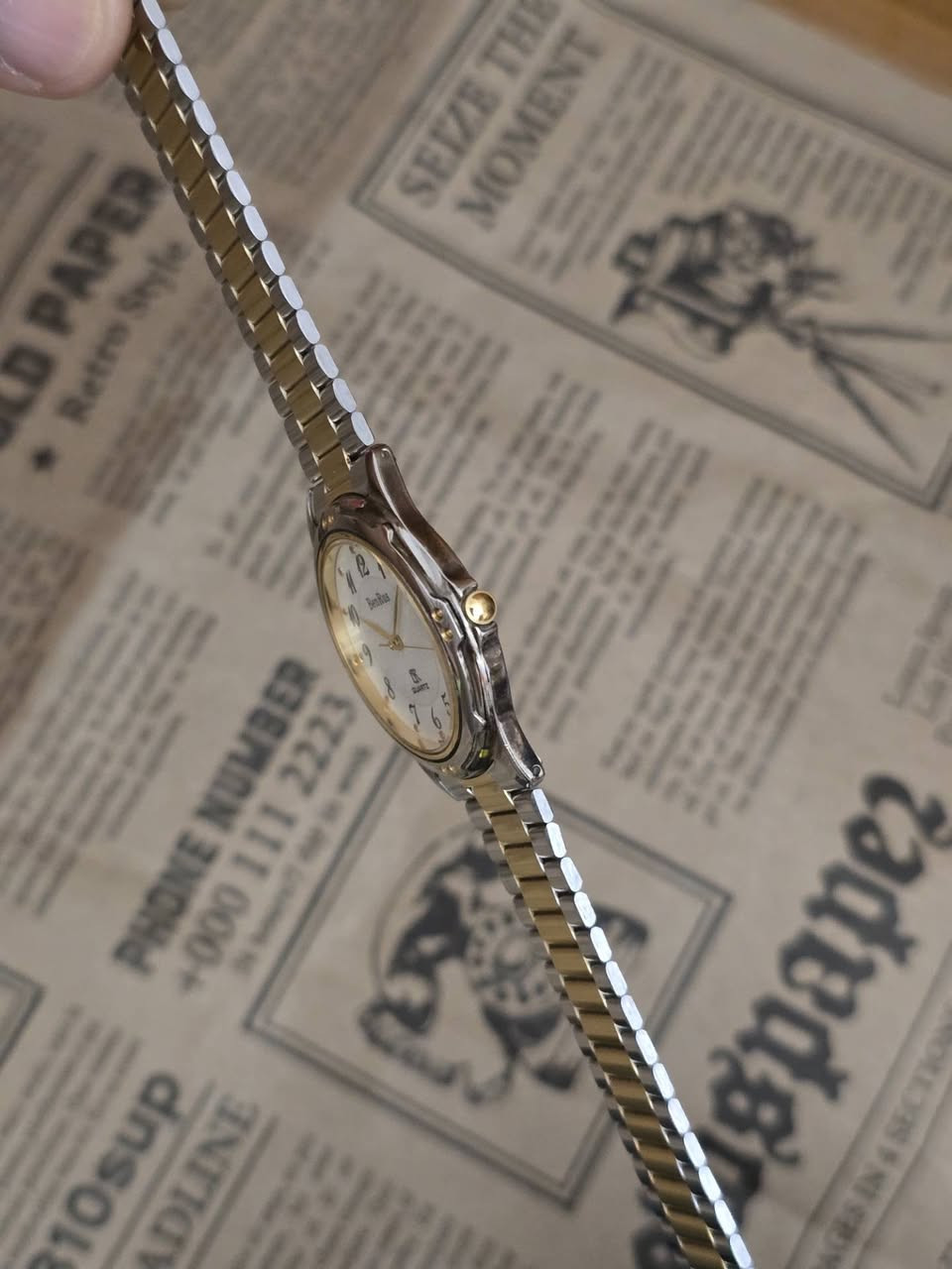 ساعة  كلاسيكية (Vintage) من ماركة بينروس (BenRus) 
نوع الحركة: كوارتز (Quartz) تعمل بالبطارية
تأتي بتصميم ثنائي اللون يمزج بين الفضي والذهبي (Two-Tone)
المينا: واجهة بيضاء دائرية مع أرقام عربية واضحة باللون الأسود وعقارب ذهبية
نظافه الساعه ممتازه 
قطر الساعه 34ملم


**إذا كنت صاحب هذا الإعلان وتريد حذفه لأي سبب، رجاءا أرسل رسالة إلى الدعم الفني**