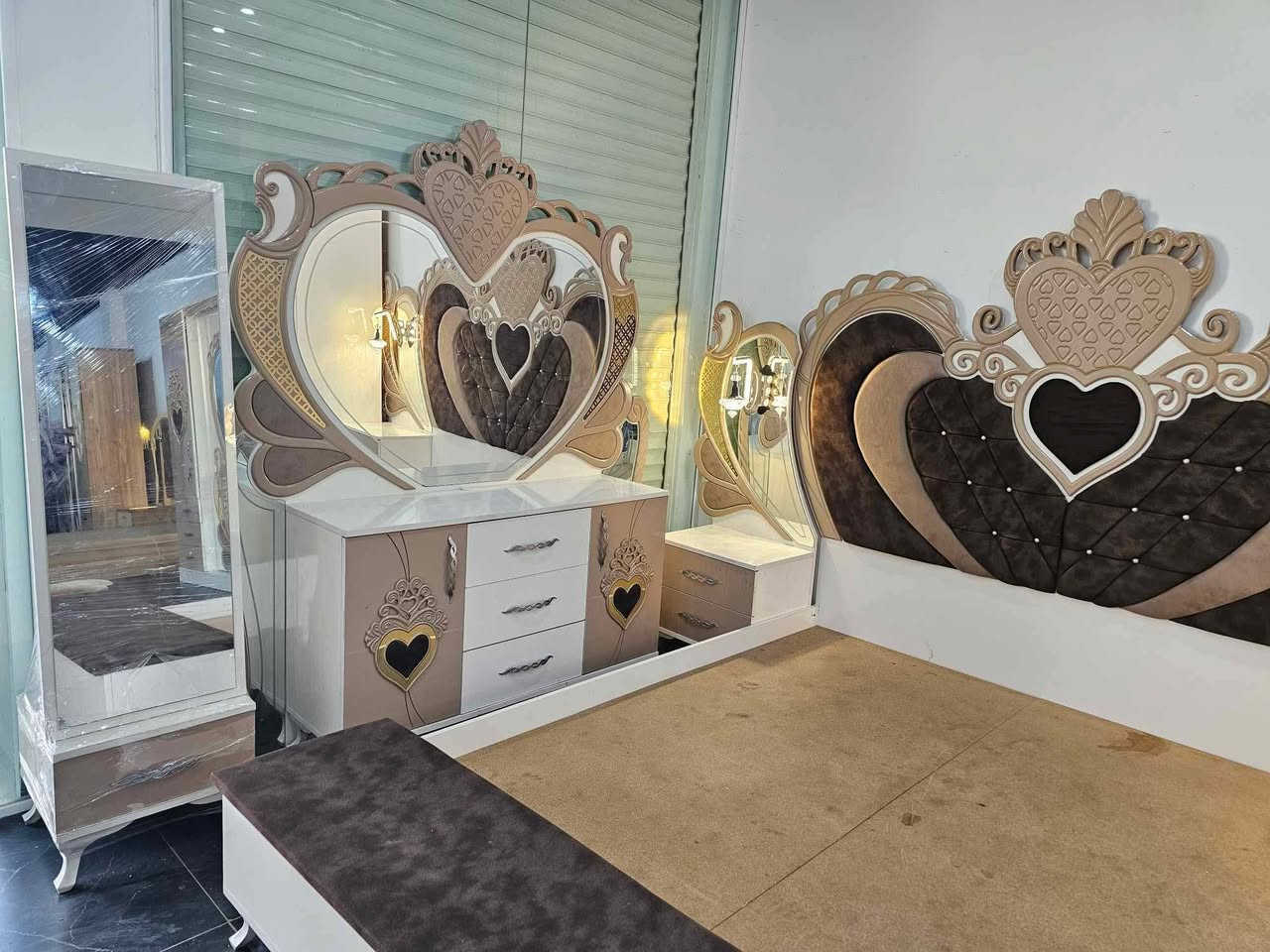 غرفه نوم ملكي 8 قطع درجه اوله غرفه كلش حلوه ونظيفه شراي يخابر رقم مكان كركوك ***********
