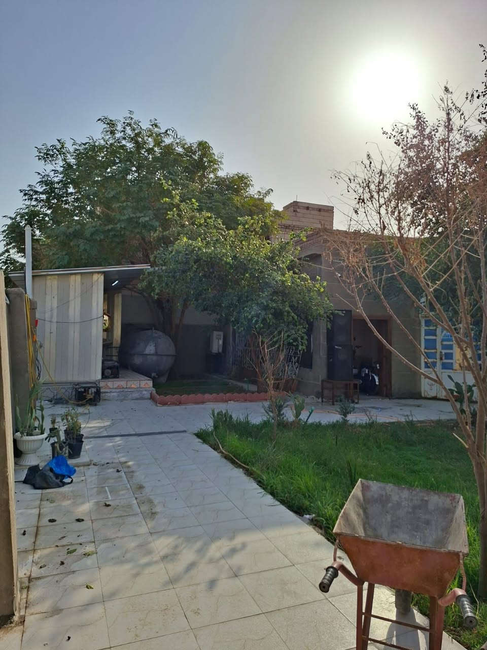 بيت زراعي بالسكك مساحه ٦١٥م طابق١يتكون من غرفتين وصاله واستقبال ومطبخ وصحيات طابوك كونكريت مساحة البناء ٣٧٠م للتواصل *********** او *********** مكتب نجمة الابداع بالثوره
