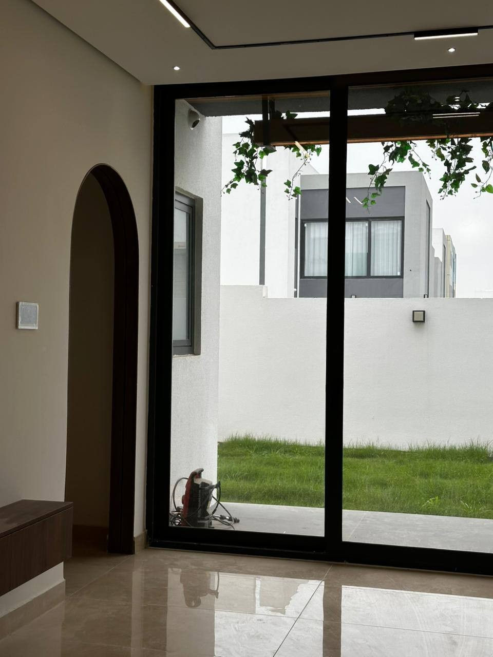 عرض مميز جدا للبيع 200متر طابق واحد غرفتين نوم  هليز  ابيض ورصاصي جاهز موقع شارع 16متر مع قرض 80 مليون بسعر مناسب جدا للستفسار التواصل على الرقمم
***********
نستقبل جميع عروض البيع والاجار داخل المجمع
