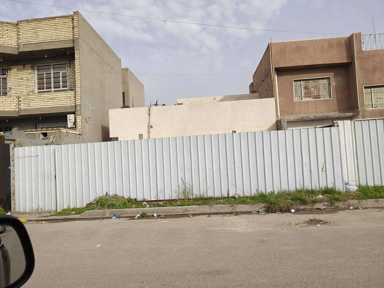 للبيع دار طابو ملك صرف 150متر مربع
10×15سند مستقل بأسم شخص واحد فقط زنجيل على شارعين +تشجير امامي ملاسق بحدود ال50متر شارع عريض 20متر خدمات ماء مجاري كهرباء تبليط رصيف +ساحه فارغة مقابل الدار ممكن تستغل حديقه خارجية 
الدار طابق واحد استقبال هول مطبخ صحيات غرفة نوم بيتونة بناء قديم صب مسلح الزعفرانية حي الزهور الطابو عل شارع العريض مقابل الساحة 
للأستفسار اكثر الاتصال على الرقم التالي *********** علي حامد الجواري مكتب المهيب للوساطة العقارية وأنجاز المعاملات
