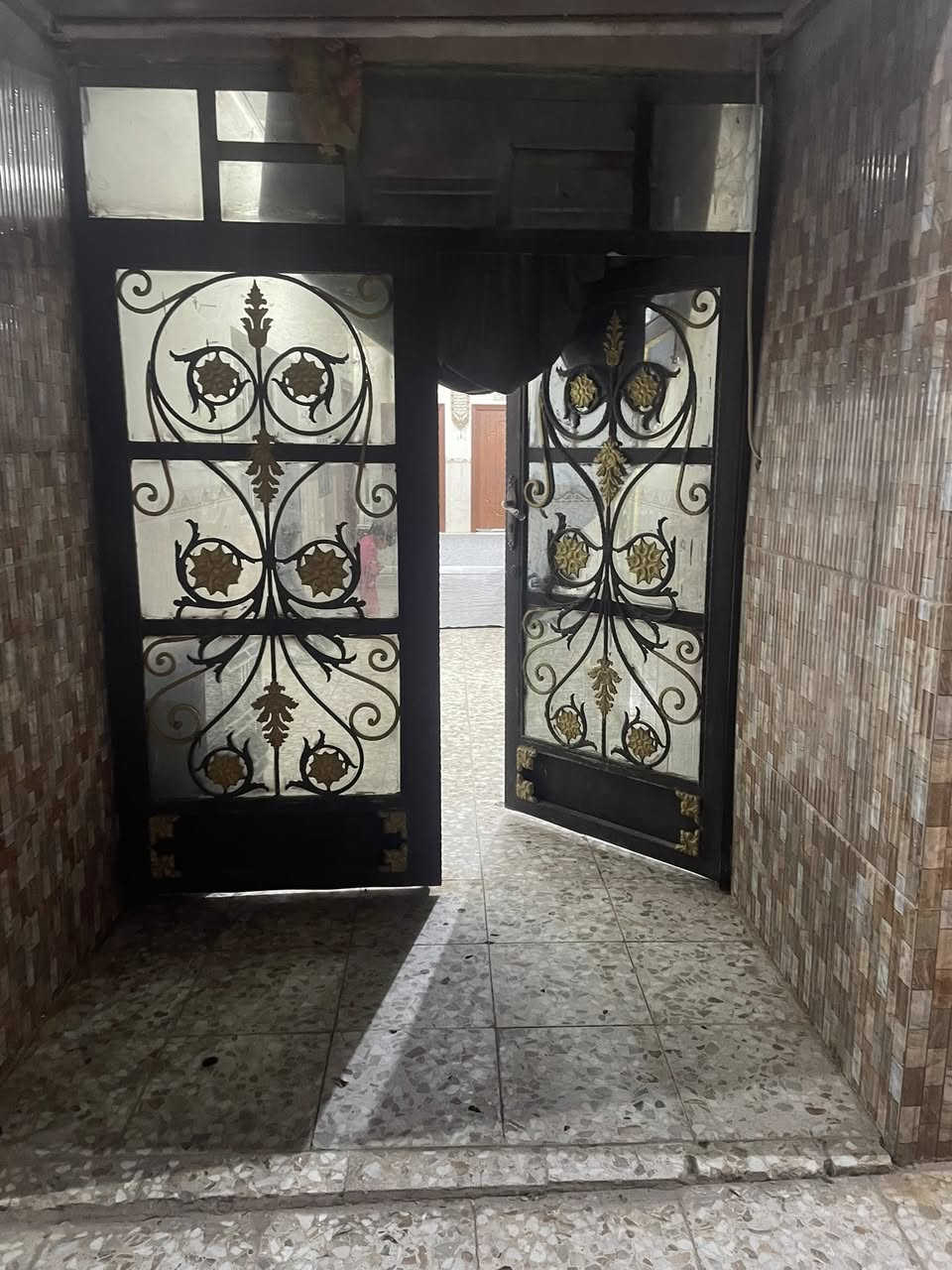 سلام عليكم 
بيت للبيع زراعي مساحة ٤٠٠ متر 
البناء ٢٥٠ متر طابوك اعكاده 
يحتوي على غرف عدد ٣ 
واستقبال وصاله ومطبخ وصحيات داخليه وخارجية 
الموقع حي الشرطة يفتح على شارع ٣٠ سايدين 
للاستفسار مراجعة مكتب عقارات الفنار 🏡 
قرب مستشفى الخضر العام (***********)
