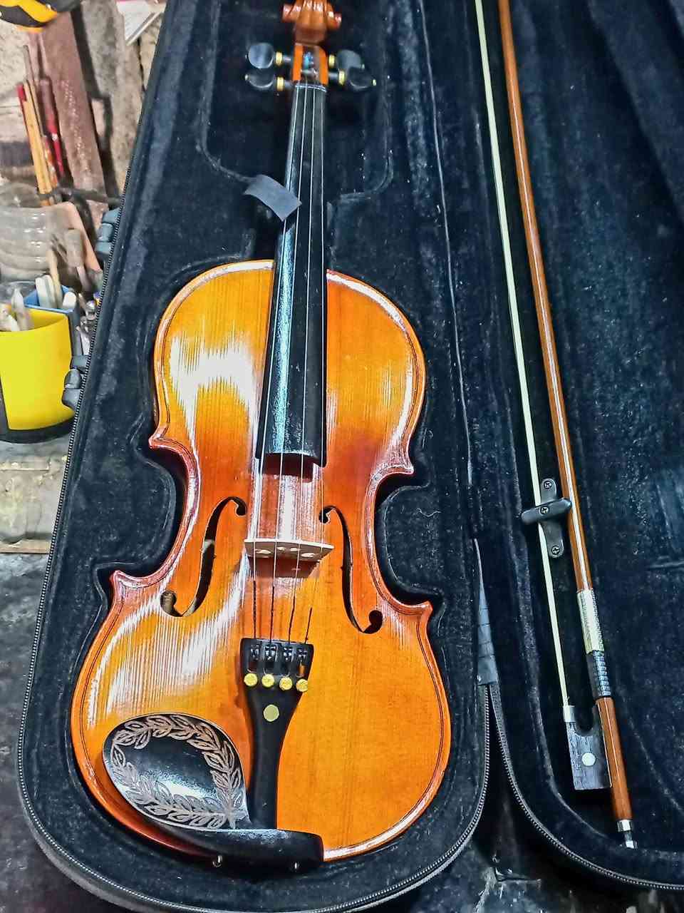 كمان ماركة للبيع سعرة 150 الف الكمان ماركة (ZK) خشب ميبل صوت شرقي كامل جنطة وقوس مظبط وجاهز للعزف والتمرين والتدريب  . . هذا رقمي وبي واتساب *********** مكاني بغداد/ البياع( يوجد توصيل بغداد والمحافظات)
