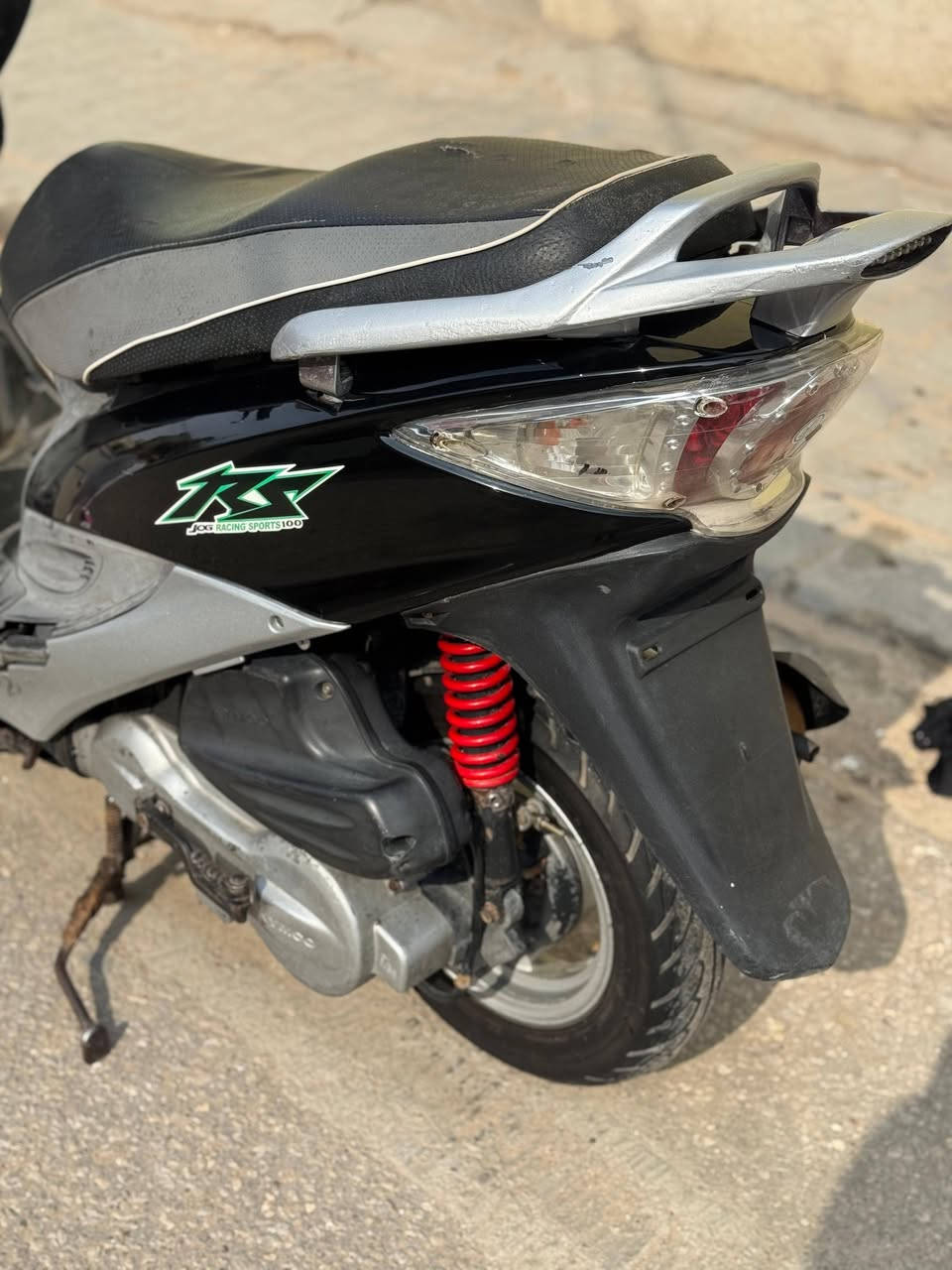 السلام عليكم دراجة كامكو جي فور مال حاوية مكفولة كفالة عامة من طول لطول كلشي بية شغال اي نقص مابية محرك مامفتوح السعر 500 وبية مجال لشراي يتصل مكاني نجف ***********
