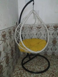 للبيع • كرسي