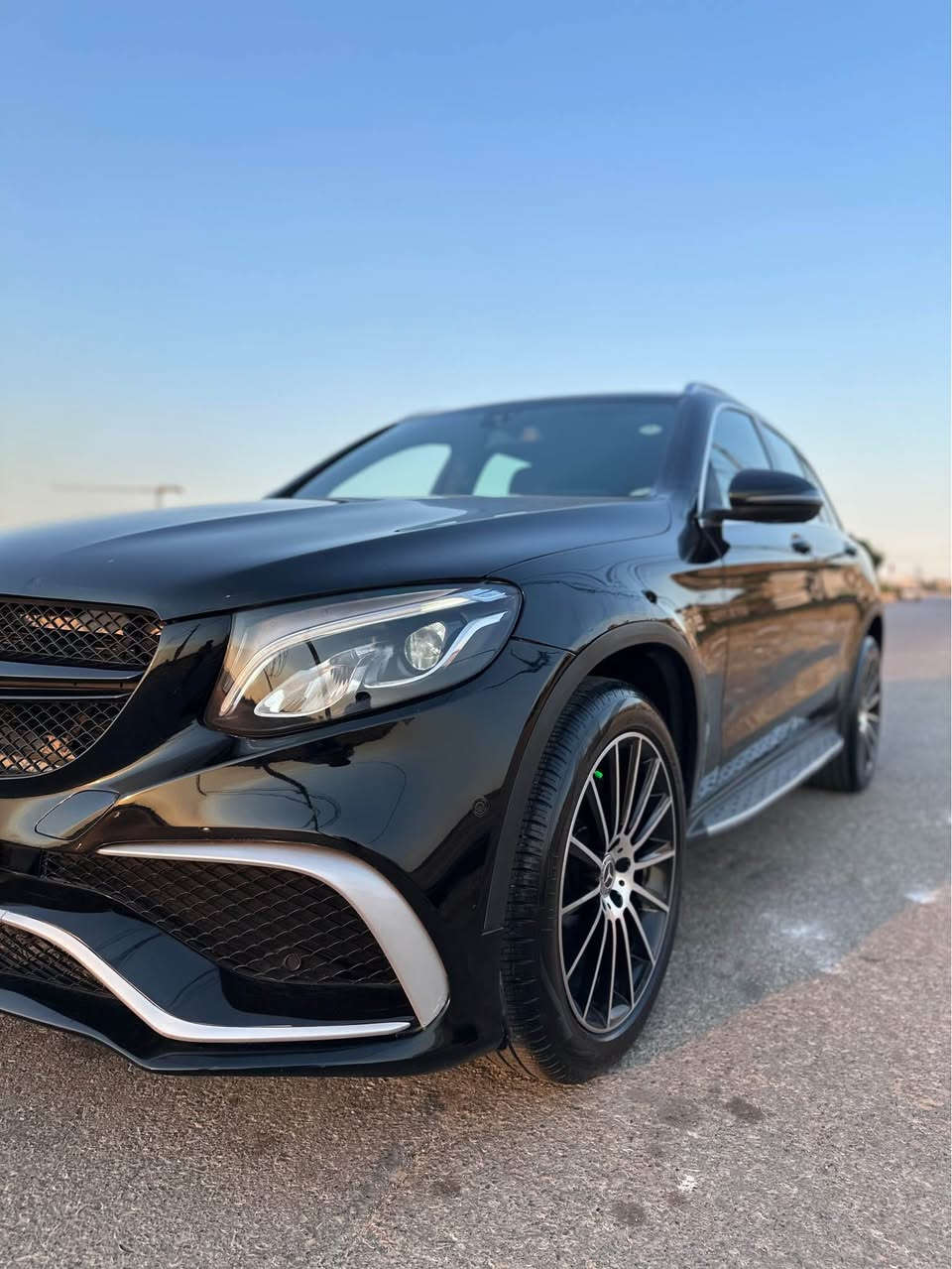 Mercedes Benz GLC 300 AMG 2017 4matic بانزين 
رقم اربيل……….. سيارة باسمي.        2.0 turbo  4 cyl
مواصفات ١/١ فول فول : بصمة , شاشة ، كشنات كهربائي ، خزن ( ميموري ) ، تدفئة، ستيرن كهربائي و تدفئة ، رادار ٣٦٠ ، بانوراما ، اوتو ستارت ستوب ، ٥ مود  ، بريك بصمة  ، تبريد مركزي ، صندوك كهربائي ،…………
السيارة كلين مكفول من كلشي ، بس بهال ١ مكان شبر PDR 
لايتات دايناميك ، مراية شفط ، …
السيارة وارد الماني ضمان دولي (انتربول) ، ،
ماشية : ١١٣،٠٠٠ كم 
محرك و جير و كهربائيات و تحويل و تبريد كلشي شرط✅
سيارة جديد بمعنى الكلمة ١٠٠/١٠٠
مكان السيارة اربيل .
سعر : 238 و مجال
*********** واتساب أربيل, العراق
