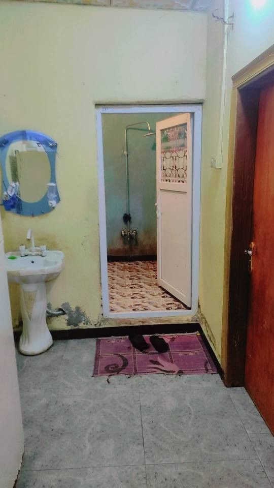 سلام عليكم 
بيت حواسم للبيع في الامن الداخلي 
البيت يتكون
غرف نوم 2 
وصاله 6×6 وديوانيه
 ومطبخ
وطارمه ومنور حمام داخلي وخارجي سقف البيت سندويج البيت كله سقف ثانوي مجاري كهرباء البيت جاهز سعر البيت 17  وبي مجال لشراي رقم الهاتف *********** البصرة, العراق
