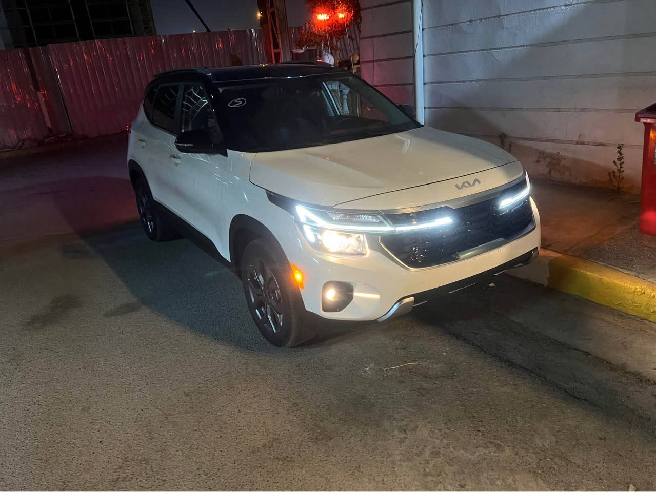 السلام عليكم من رخصة الادمن 
كيا سليتوز موديل 2024   وارد اميريكي أبيض اللون تو كلار حادث خفيف بين باب الساق والباب الخلفي والجاملغ الايسر  الامامي مبدل بدون ايرباك جميع الايرباك سليمة السيارة بدون رقم اني صاحب السيارة بأسمي مواصفات السيارة محرك ٤ سلندر 2000 دوش بصمة تشغيل عن بعد شاشة ايباد متصل تدعم الكار بلي فول تحكم ستيرن توقف ذاتي رادارات امامي خلفي توقف ذاتي مودات قيادة سبورت ونورمل وعادي  كامرا خلفية داخل صاج اسود كشنات مطعمة بجلد اسود السيارة جديدة  احلة من الصور ماشية 11 ألف ميل ويل كاب سعر السيارة 155$ وبيها مجال بسيط  مكان السيارة بغداد الحرية  للاستفسار الاتصال ع الرقم *********** بغداد, العراق
