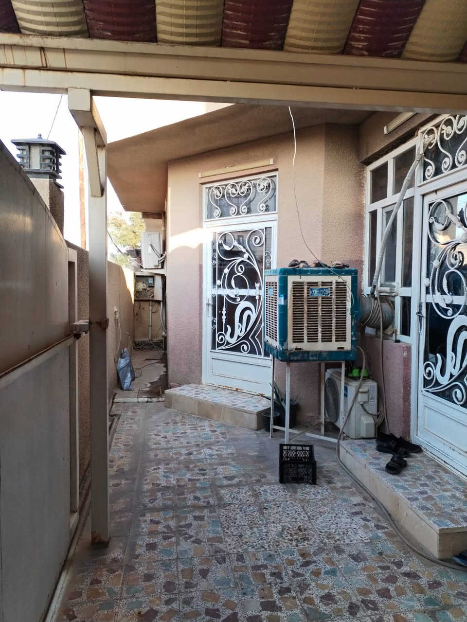 دار للبيع بل القادسية منطقة حي الضباط 
المساحة 150 
الوجه 12.5 والنزال 12
بناء البيت 🏠 2010 بس بيت مرتب مال سكن
قريب على الشارع الخدمي مال مجمع الفردوس يبعد عن شارع 30اواكثر 50متر
والتعامل مع صاحب الدار مباشر 

السعر 135مليون وغير قابل للتفاوض 
الاتصال واتساب ***********
