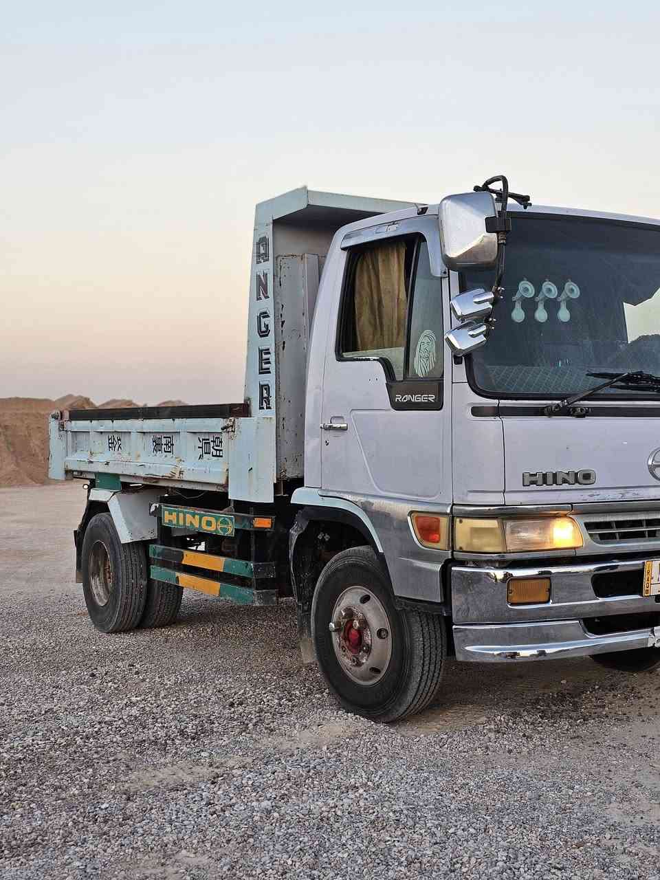 سلام عليكم  هينو  للبيع مديل 1997 سياره 5 سلندر حجم المكينه 70 سنويه لل 2027 سياره شاصي محوره قلاب و بل سنويه قلاب مكان سياره السماوه شارع العام قرب محطه ثوره العشرين سياره نضافه كدام عينك سعر 150 بيه مجال مستعجل عله بيعته أي ستفسار  ***********
