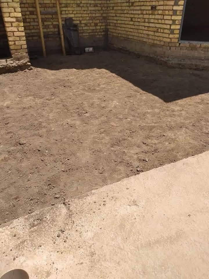 حافض علـّۓ. صطحك م‌ـــِْن الرطووبه +صبت نضافه للصطح معه تصليطه +
صب ارضيت البيت م‌ـــِْن الداخل +فرش سبيس وحدل للرضيه +قفااز حادله + تهوير تراب لطااش طين للصطح + تزفيت الصطح
***
شغل درجه وله 
للتواصل ***********
